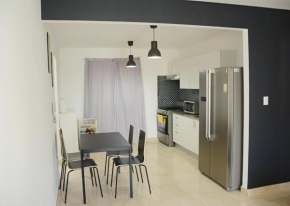 Bien ubicado, parqueo, habitaciones con aire y bicicleta estatica